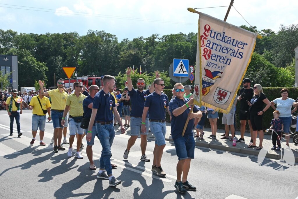 Grupa karnawalistów z miasta partnerskiego Luckau podczas korowodu z okazji Dni Sławy w roku 2024